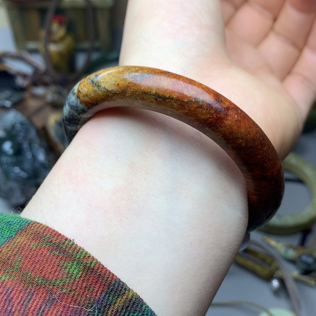 透闪石质玉手镯未镶嵌满*