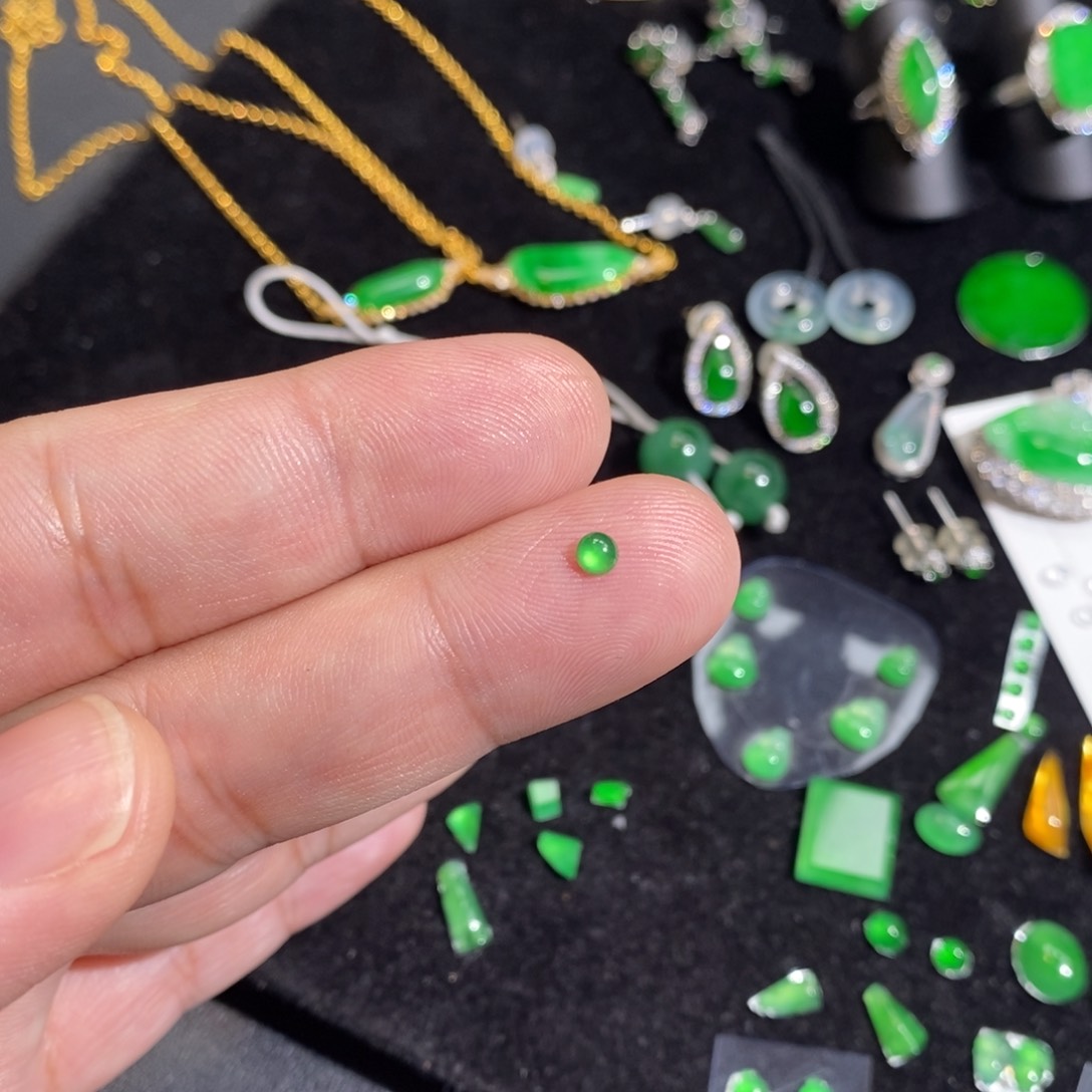 翡翠裸石糯***?满绿小蛋面1个