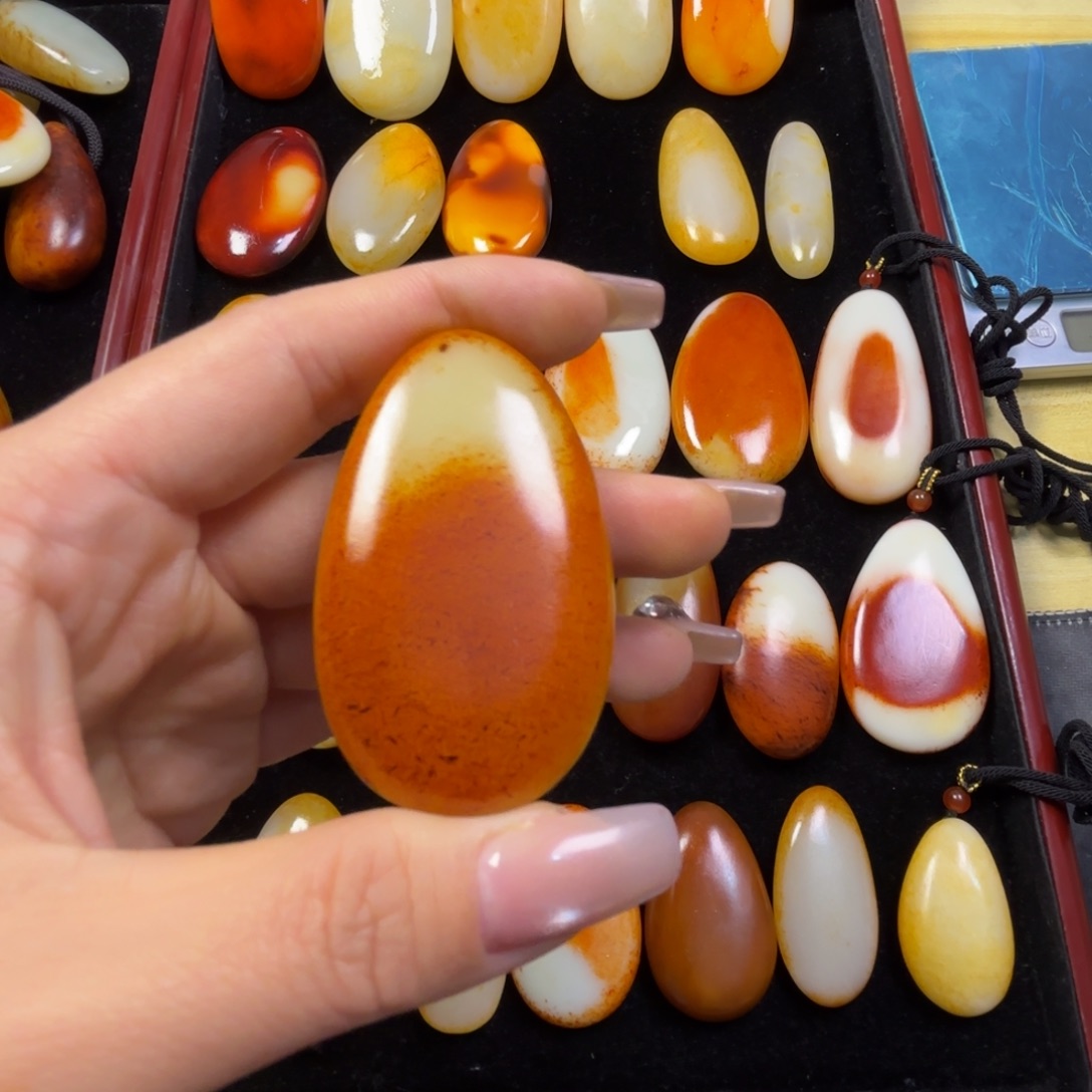 愿***温和田玉未镶嵌颈饰