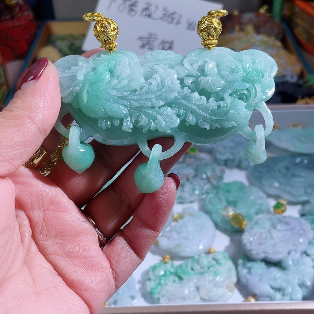 翡翠颈饰未镶嵌翡翠冰绿凤穿牡丹