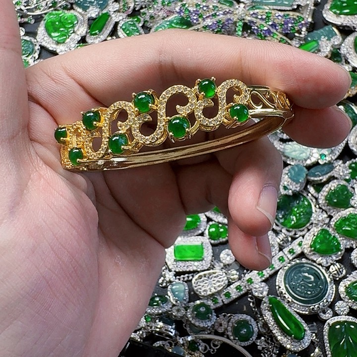 翡翠颈饰未镶嵌天然A货翡翠放漏