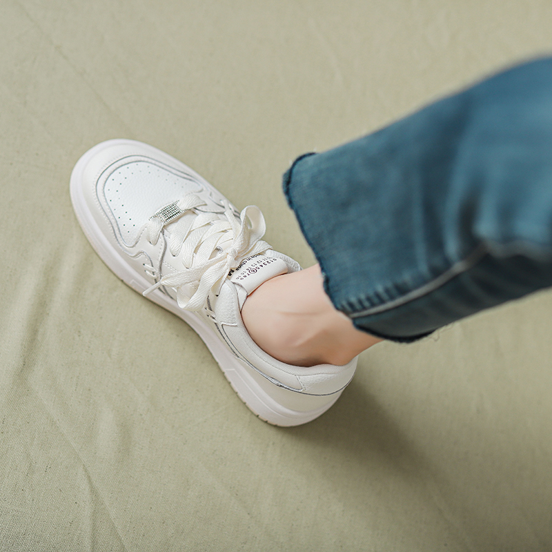 头层牛皮大码小白鞋女40-43平底春秋女鞋41 42百搭厚底休闲板鞋