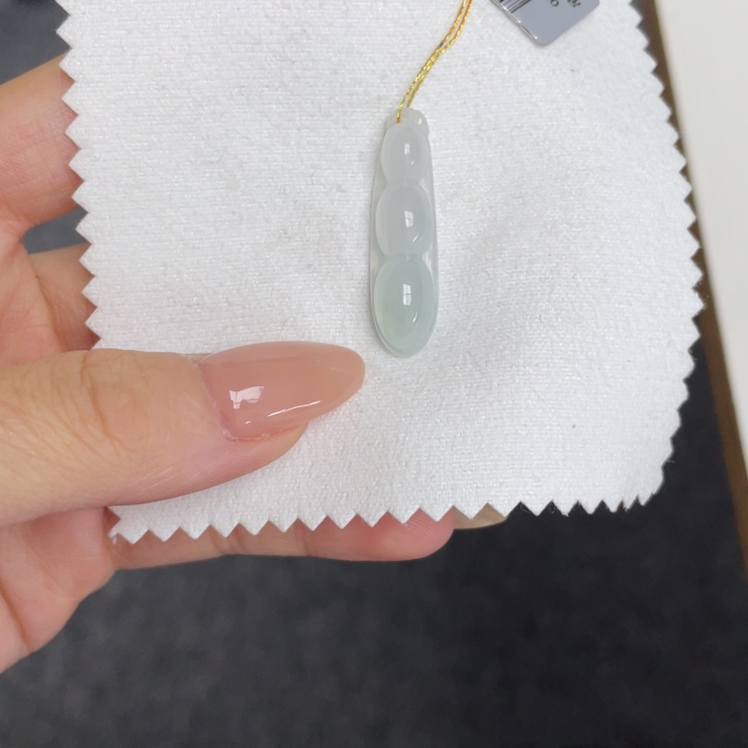 翡翠未镶嵌颈饰豆子