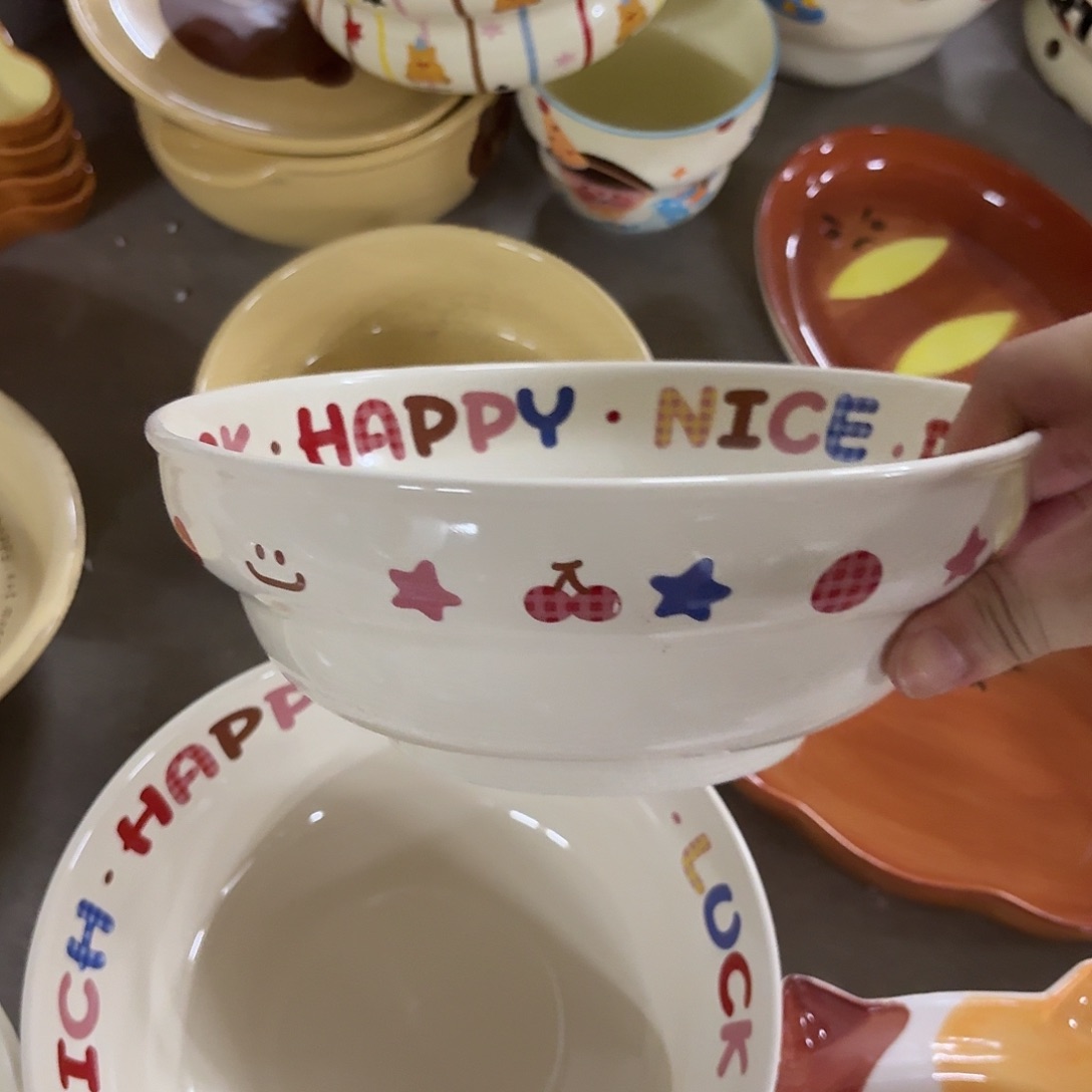 搪瓷白色汤碗一个