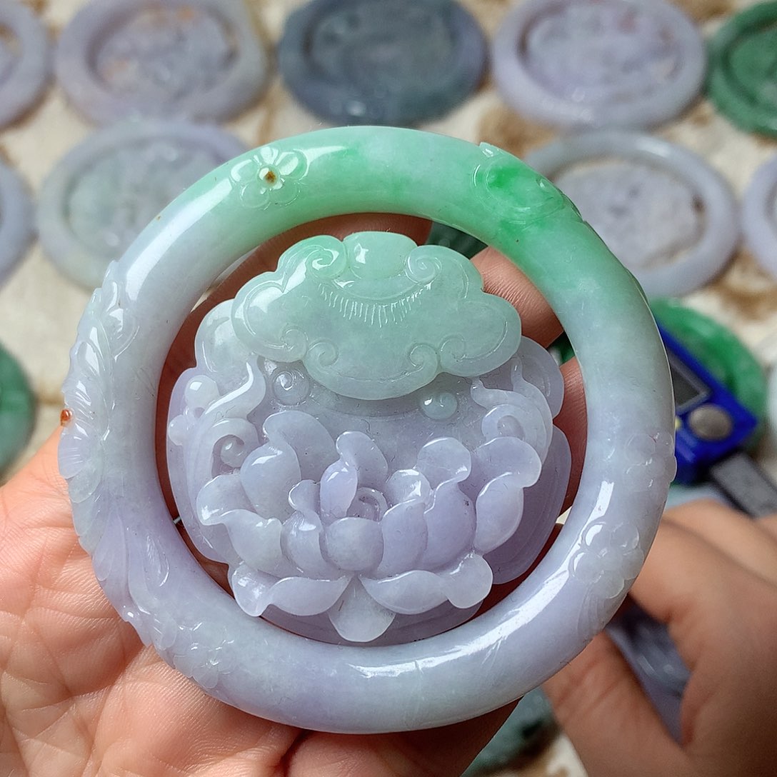 翡翠手镯未镶嵌复古风格