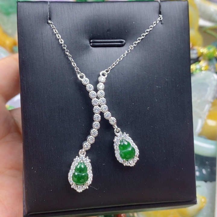 翡翠吊坠(赠链)未镶嵌