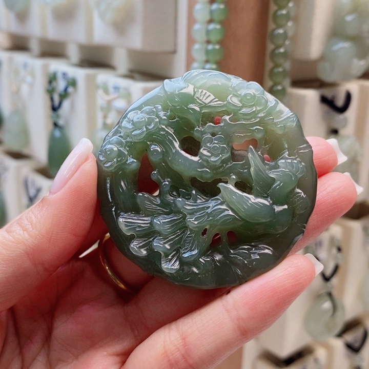 在***L和田玉未镶嵌颈饰