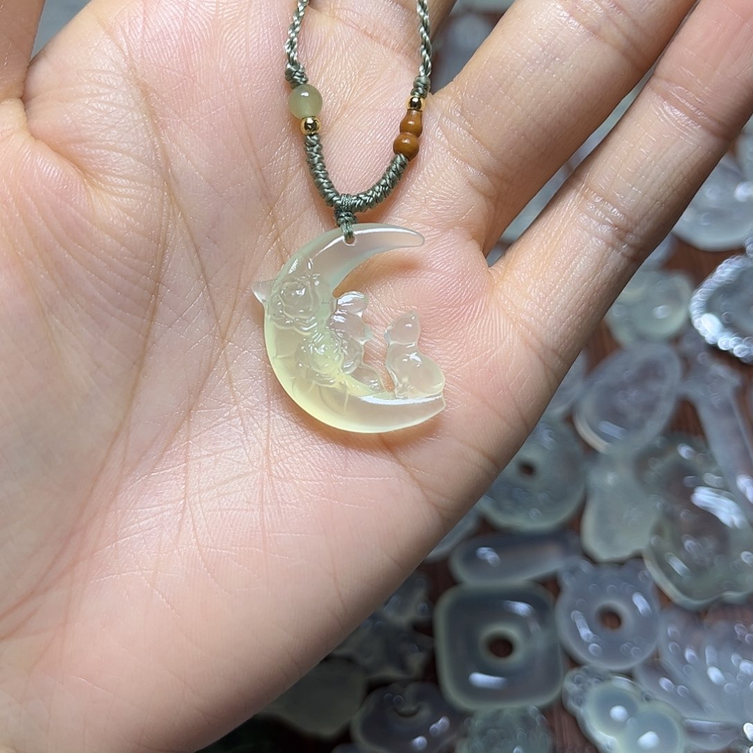 蛇纹石玉未镶嵌颈饰