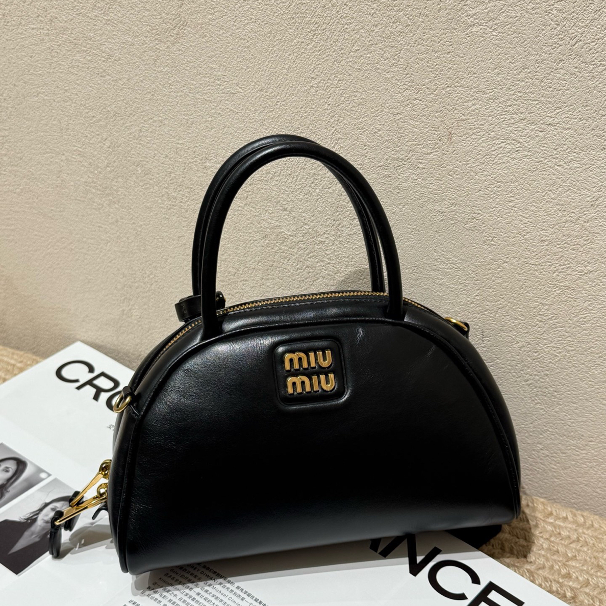 99新 MIU MIU/缪缪 黑金饺子保龄球包