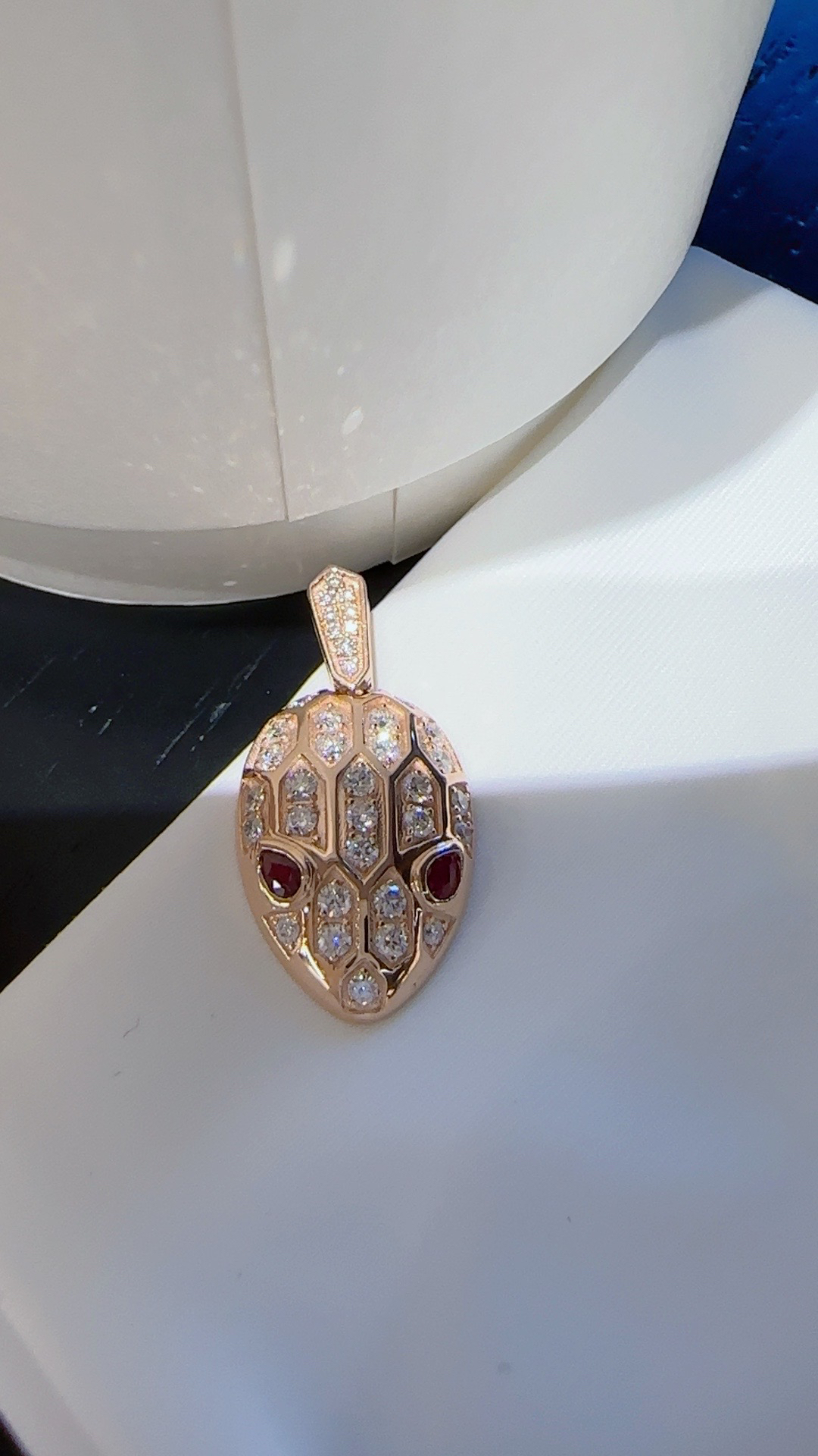 正品18K金钻石蛇蛇吊坠