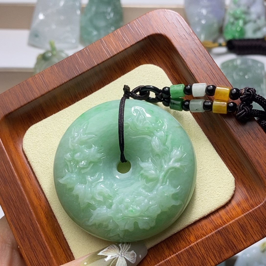 翡翠未镶嵌颈饰苹果绿平安扣