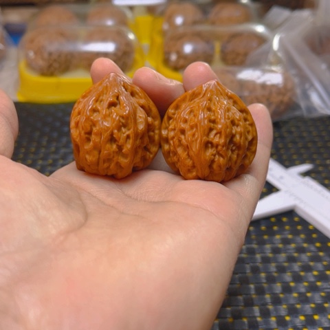 文玩核桃吊坠红豆