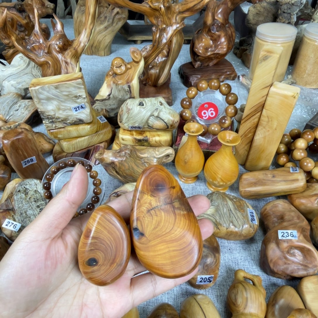 拾***道柏木太行崖柏随形手把件有裂介意慎拍