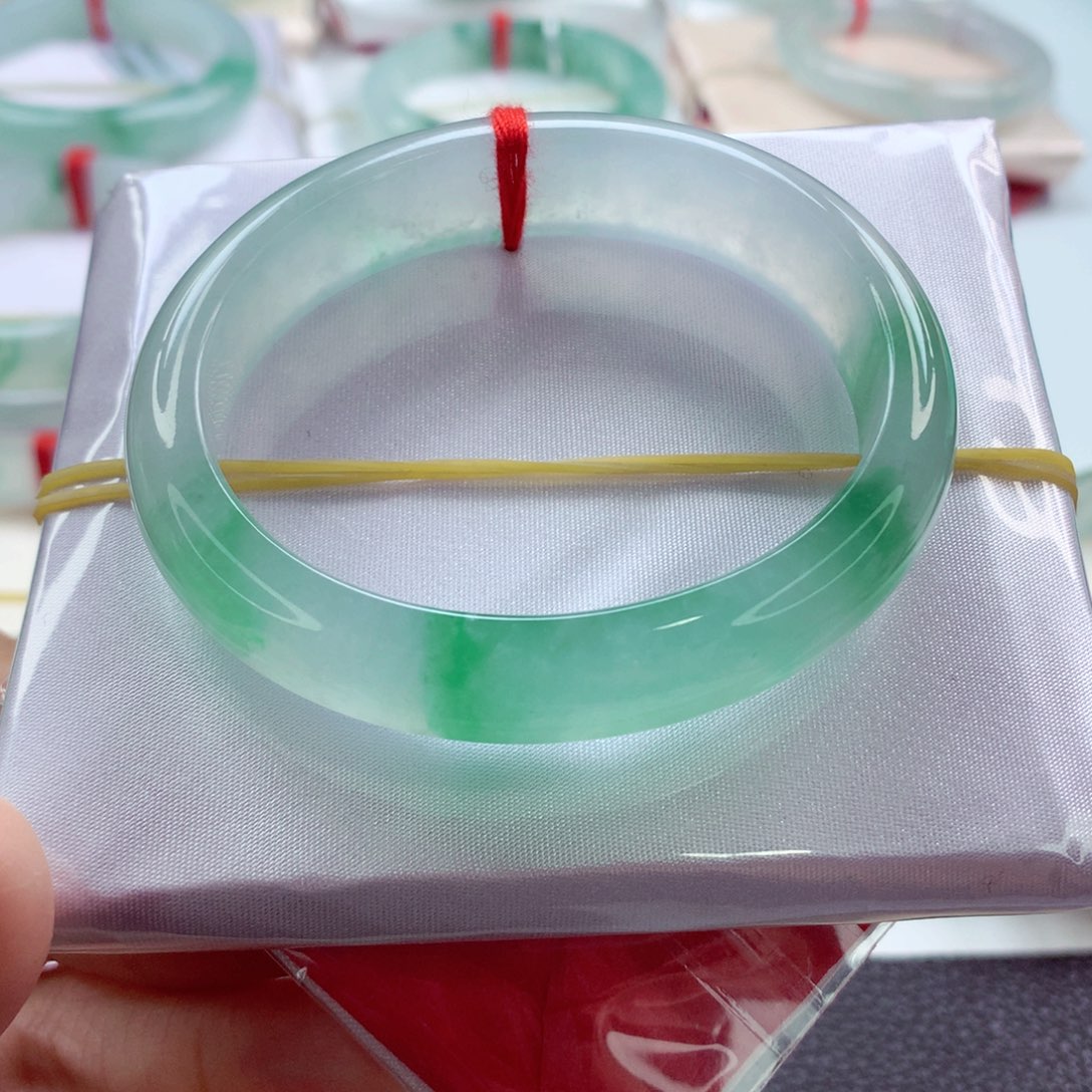 翡翠手镯（贵妃镯）未镶嵌一步到位梦中情镯A