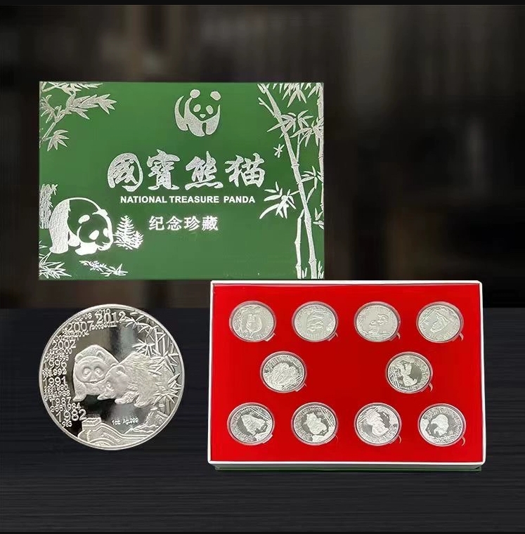非法定货币2025年熊猫纪念银章套装10枚，纪念珍藏版