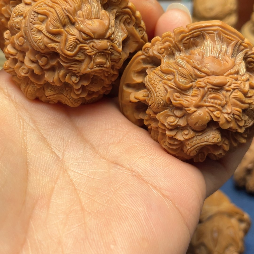 龙腾四海核桃雕刻