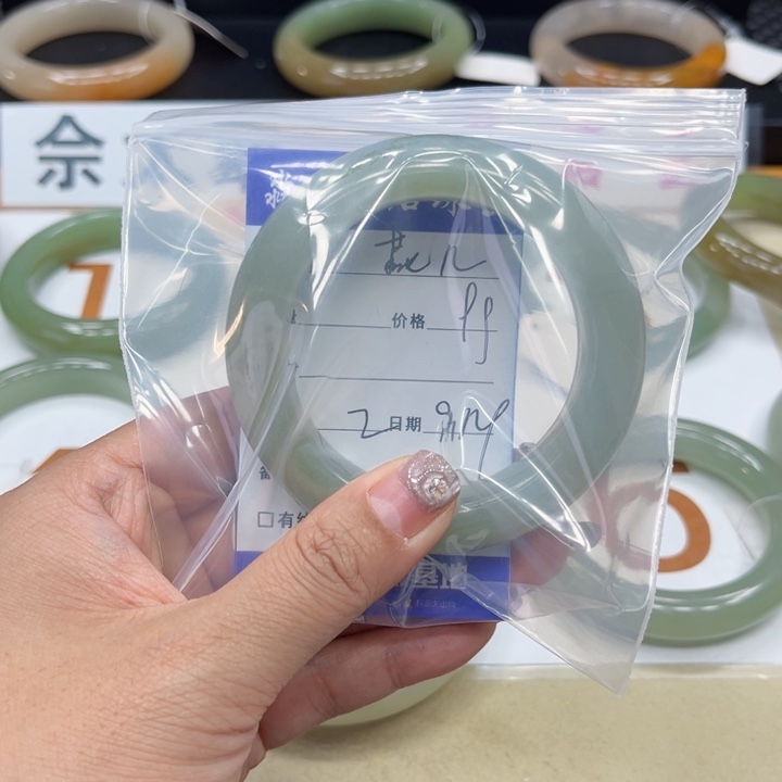 未镶嵌手镯石英质玉燕*?