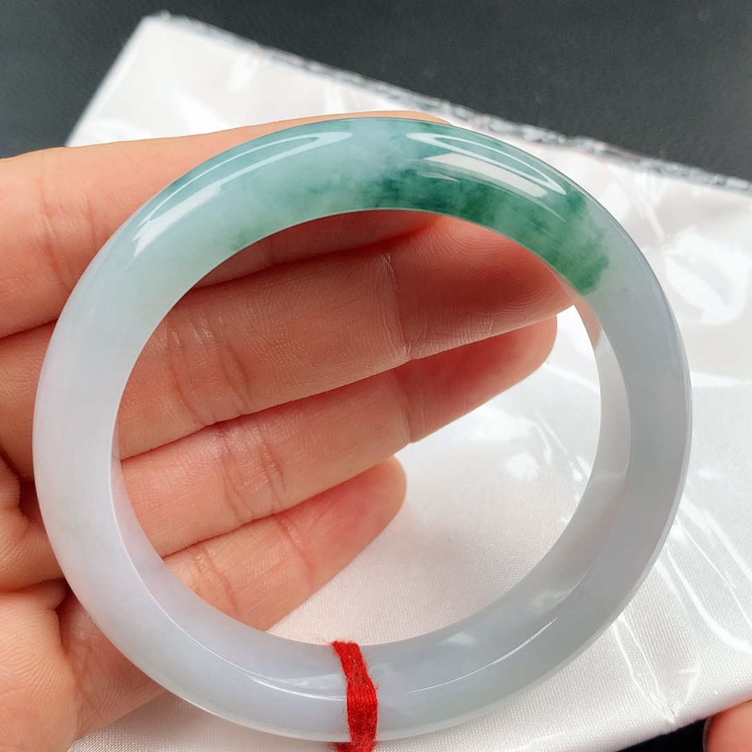翡翠手镯未镶嵌……………