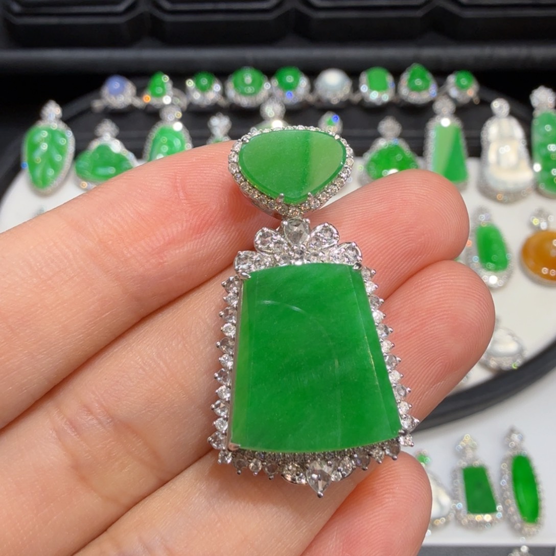 颈饰18K金镶嵌翡翠收到货48小时鉴赏期