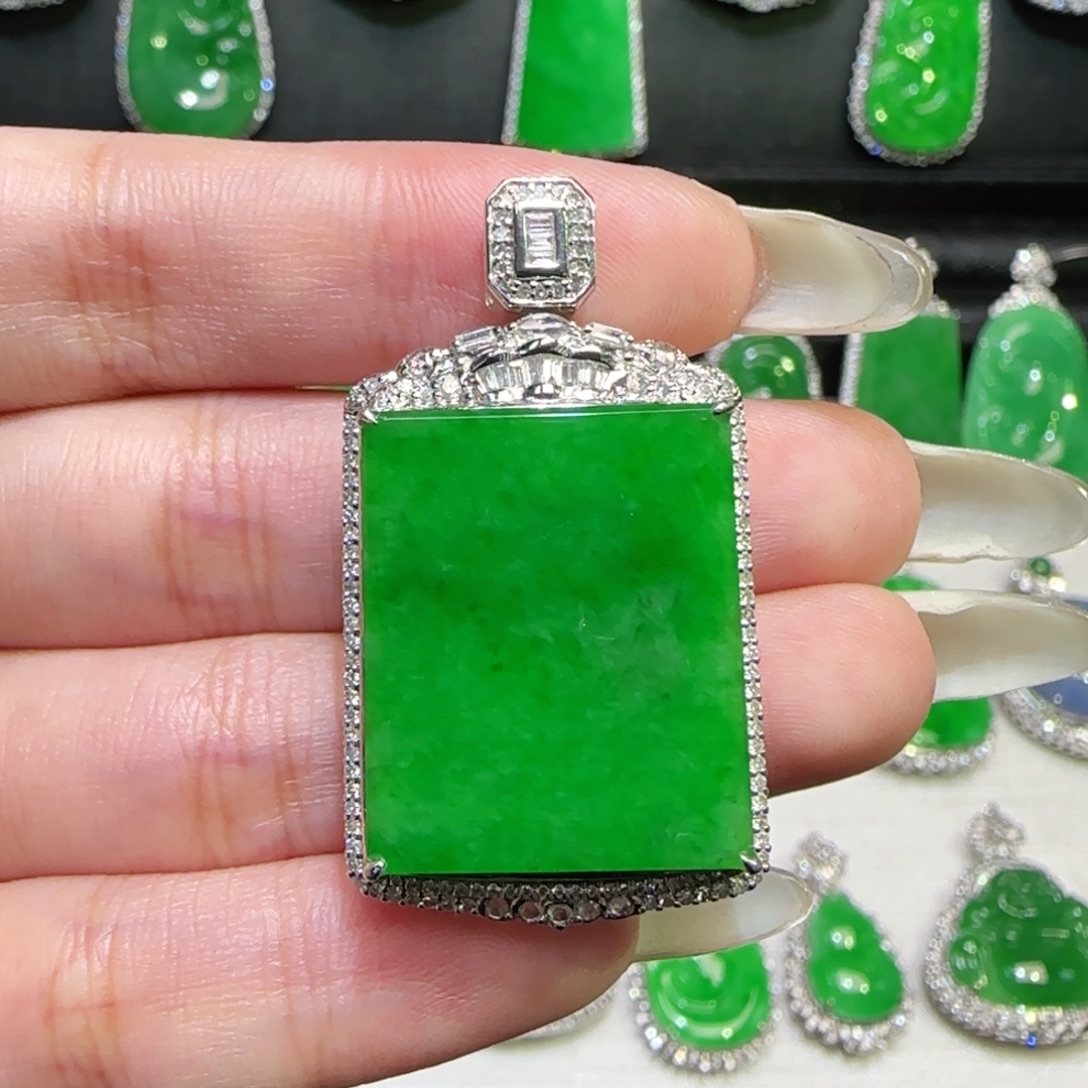 翡翠18K金镶嵌颈饰