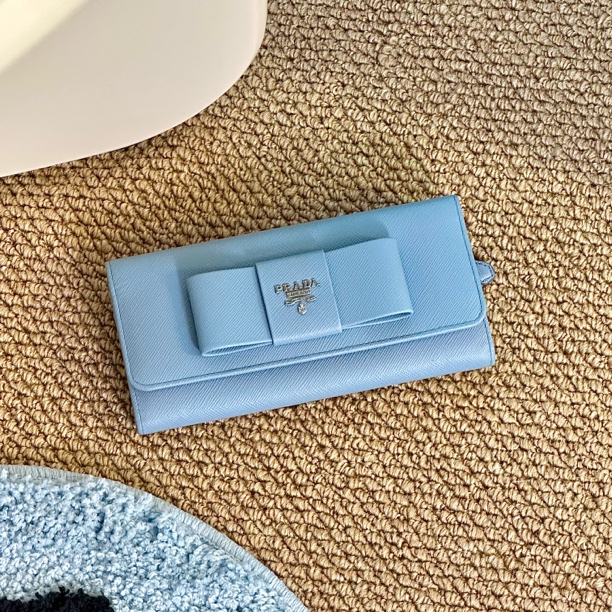 95新 Prada/普拉达 淡蓝色手拿钱包可加链条