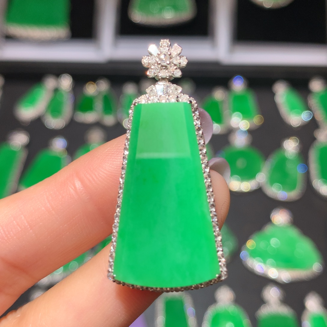 翡翠颈饰18K金镶嵌翡翠