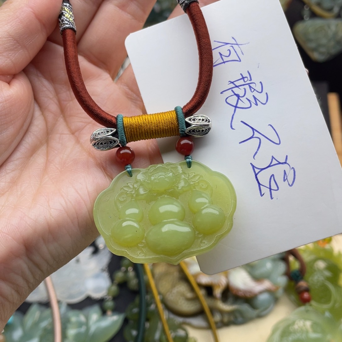 蛇纹石玉颈饰未镶嵌