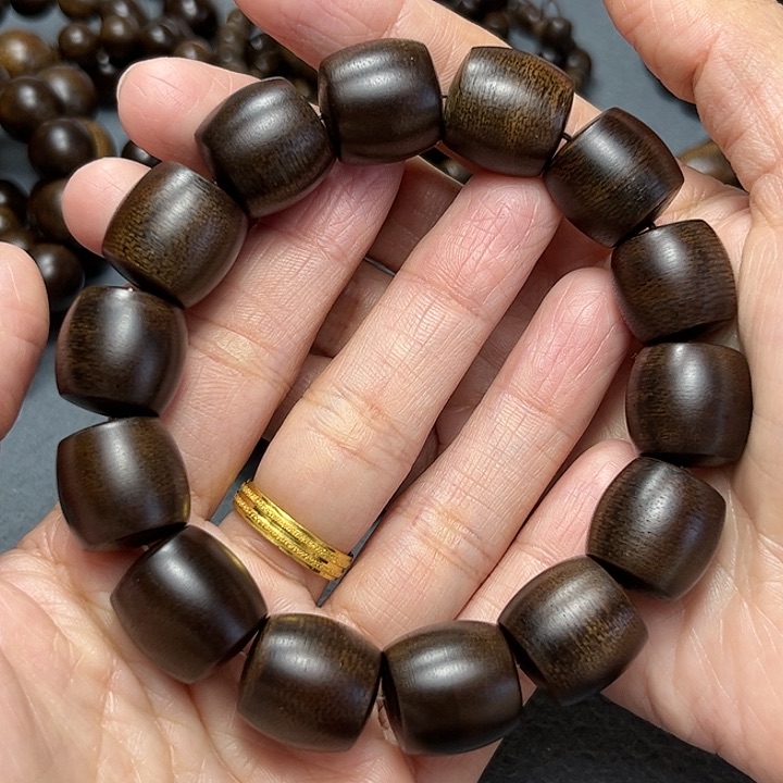 沉香手串白棋玉化