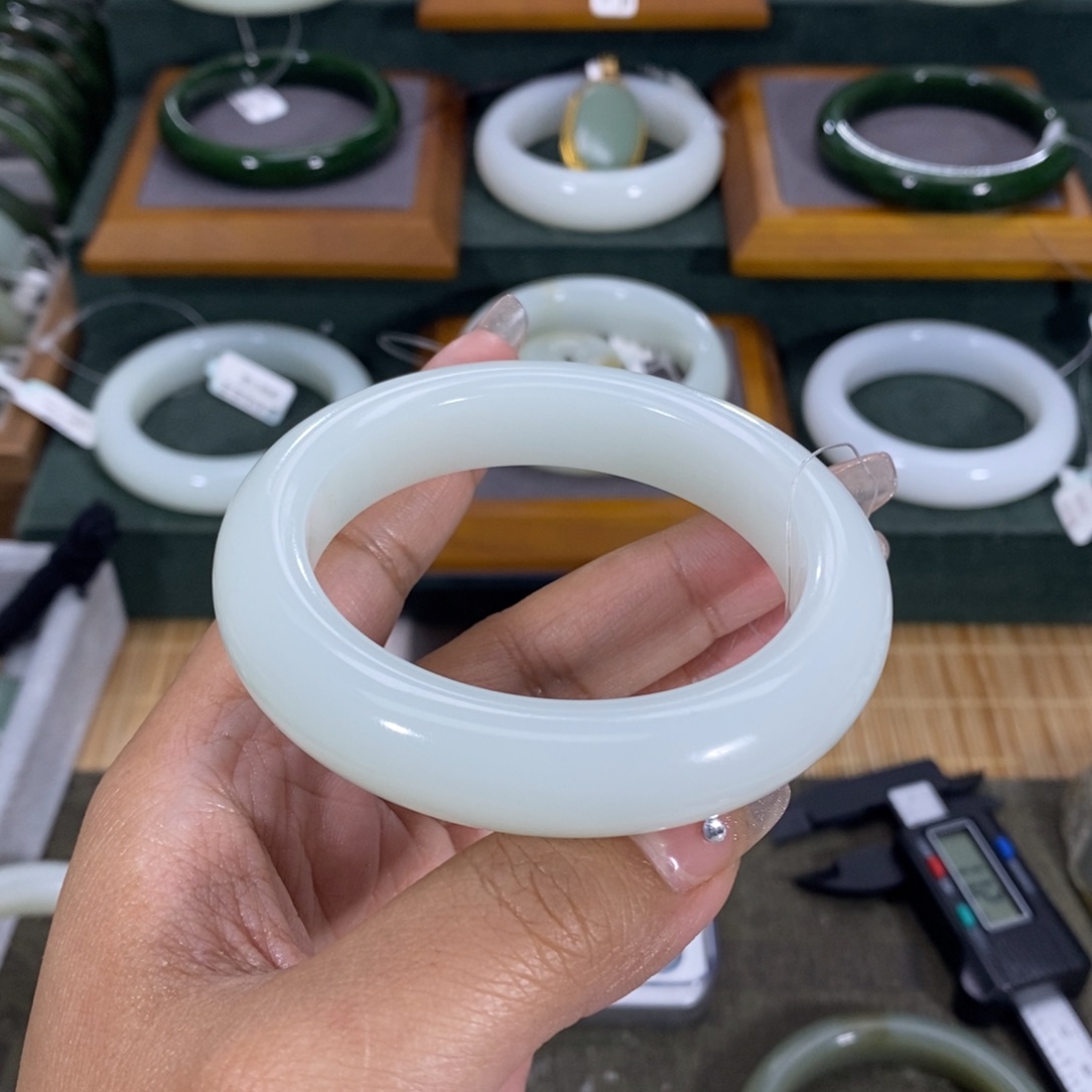 和田玉手镯未镶嵌子**?