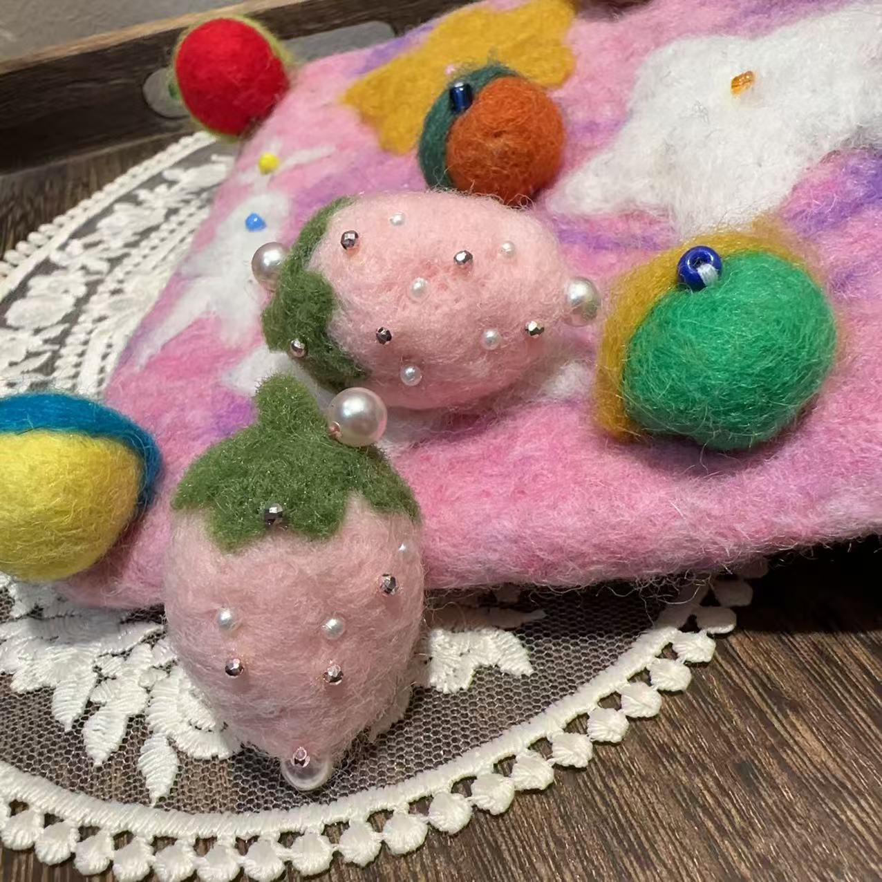 合金耳饰 东大门定制草莓毛毡耳钉R9601