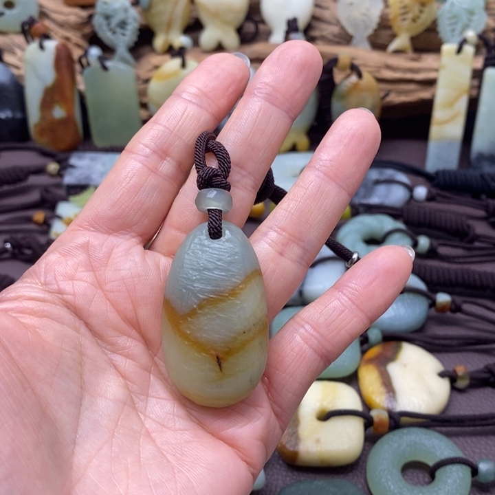 依***)蛇纹石玉未镶嵌颈饰