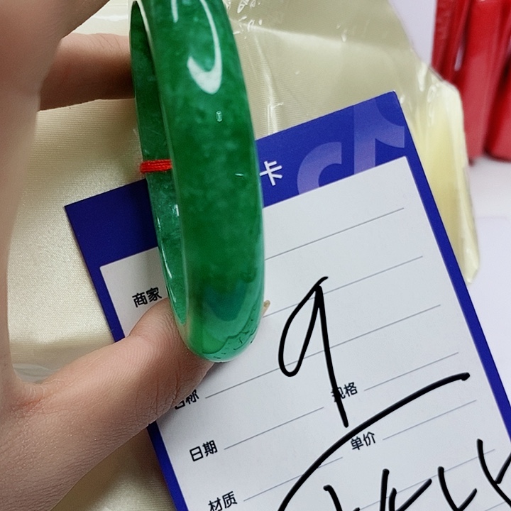 翡翠手镯未镶嵌翡翠