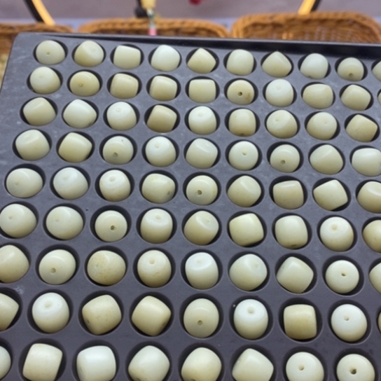 白玉菩提吊坠微瑕10/9白玉直切100卡灯牌宠100