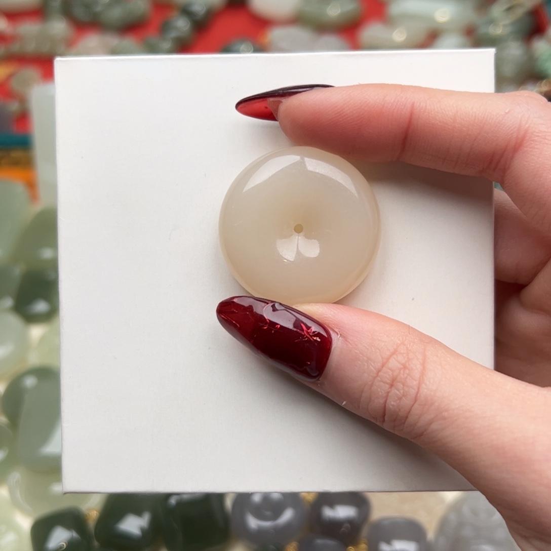 和田玉耳饰未镶嵌不****?