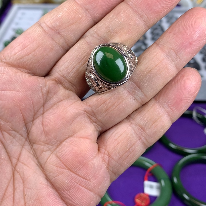 雷****和田玉未镶嵌戒指