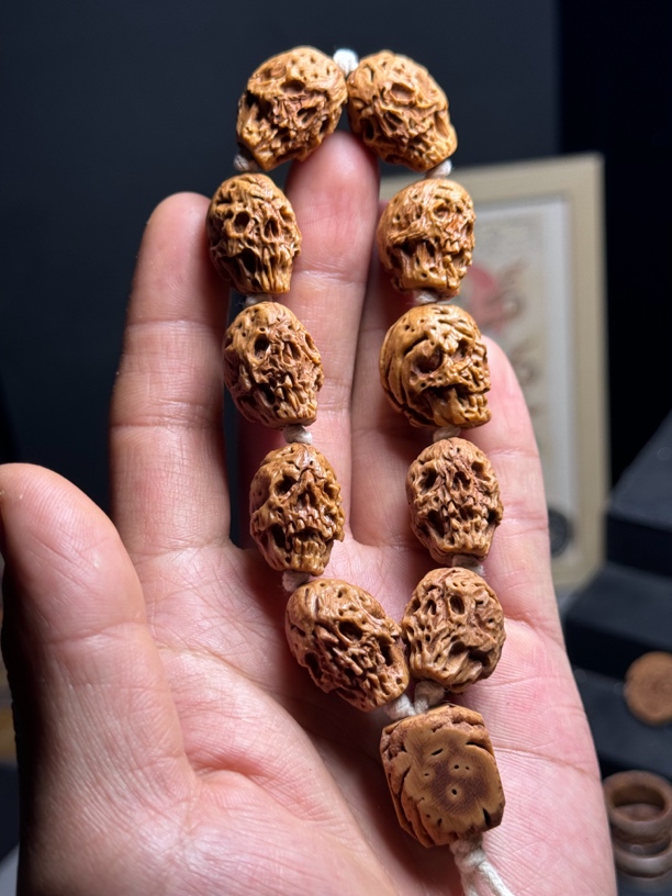 骷髅头手串，桃核雕刻，纯手工制作，尺寸：16/23