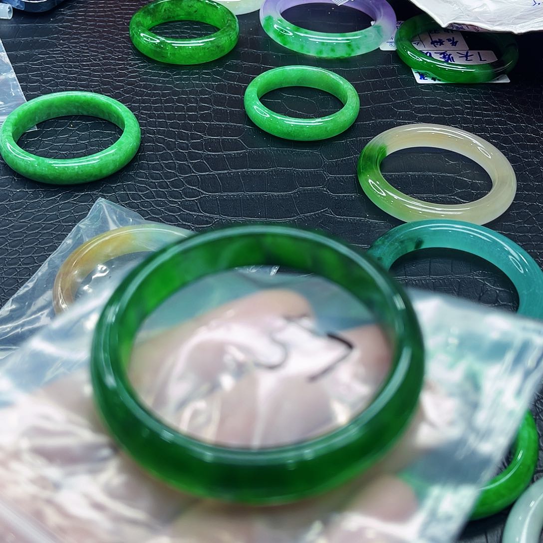 翡翠手镯未镶嵌多样性微瑕