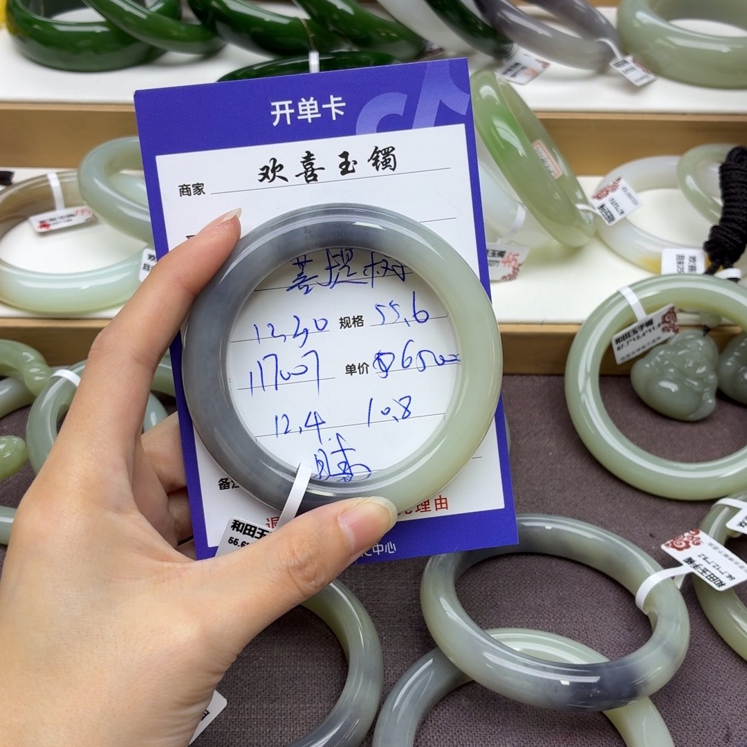 和田玉未镶嵌手镯