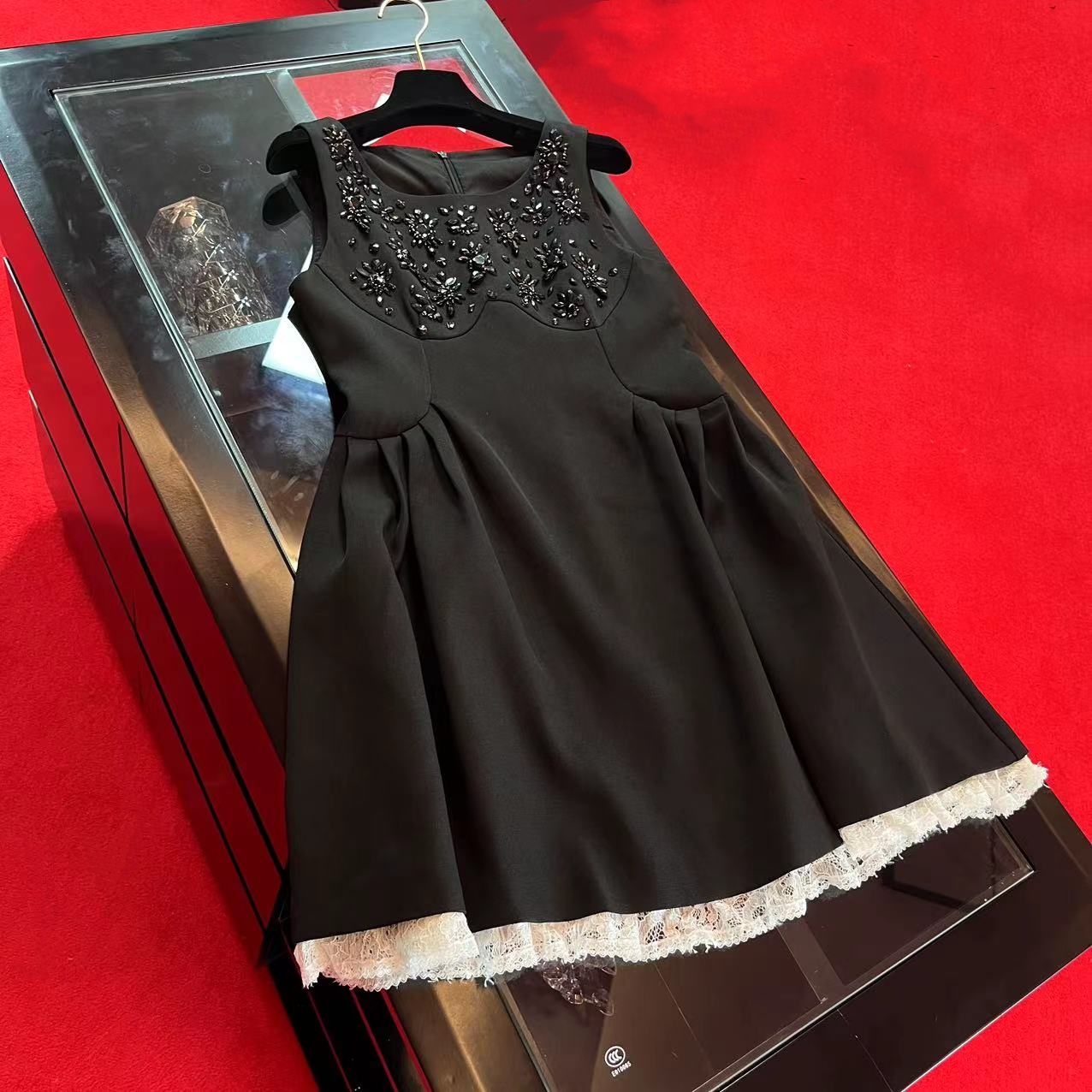 W1998--早秋新款法式小香风手工重工水滴钻无袖背心连衣裙蕾丝边