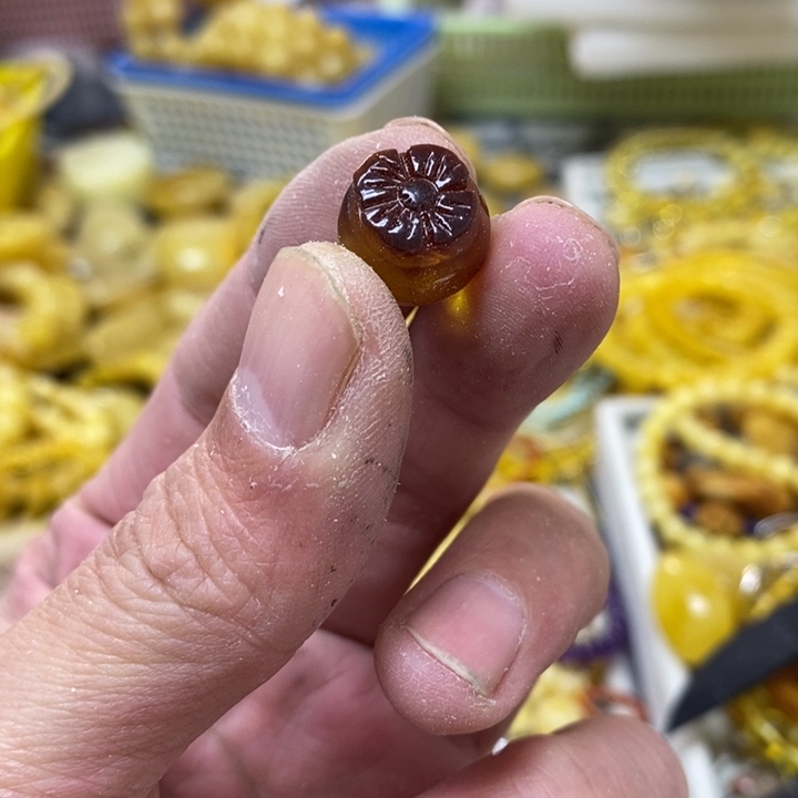 蜜蜡未镶嵌裸石吊坠