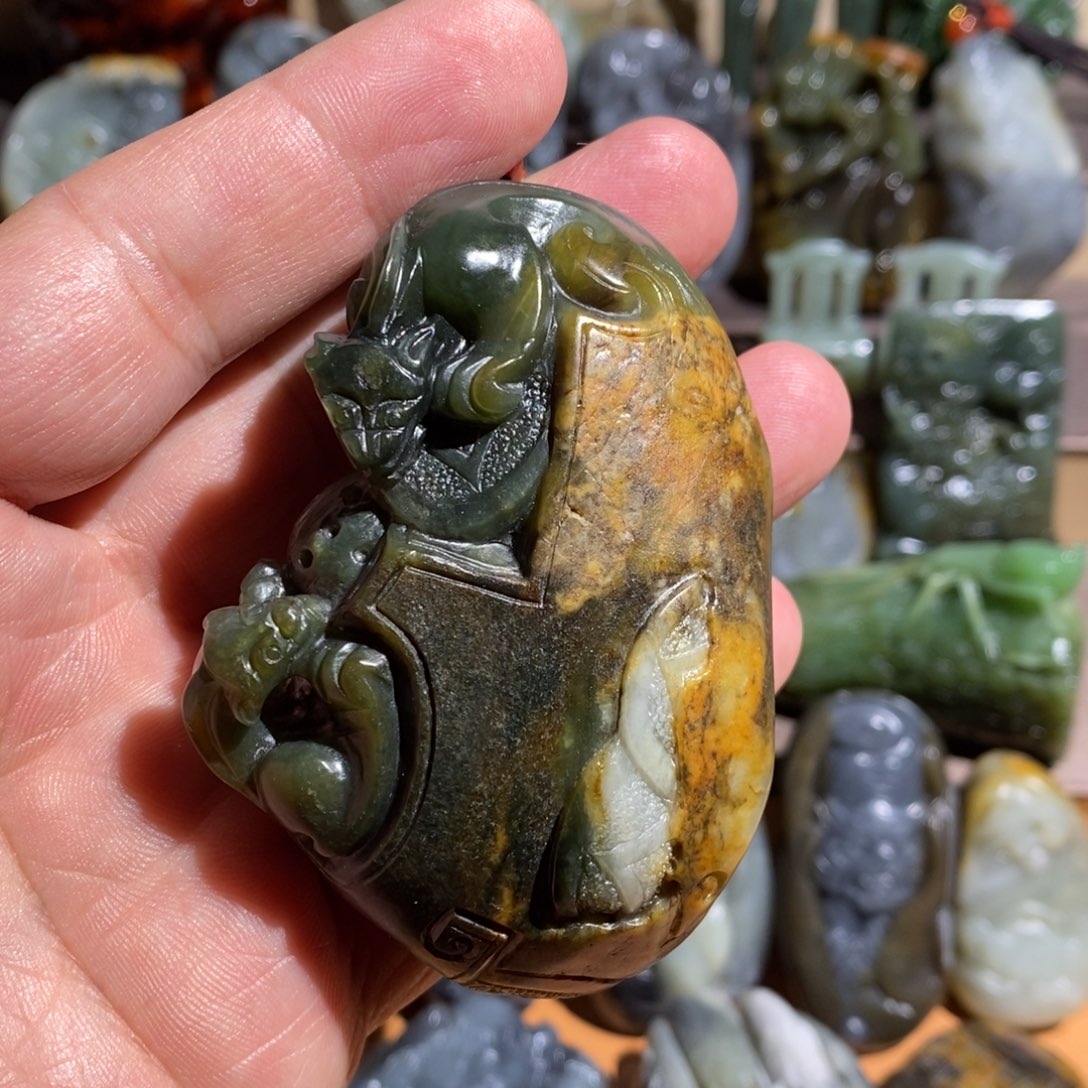 和田玉把件未镶嵌向*?