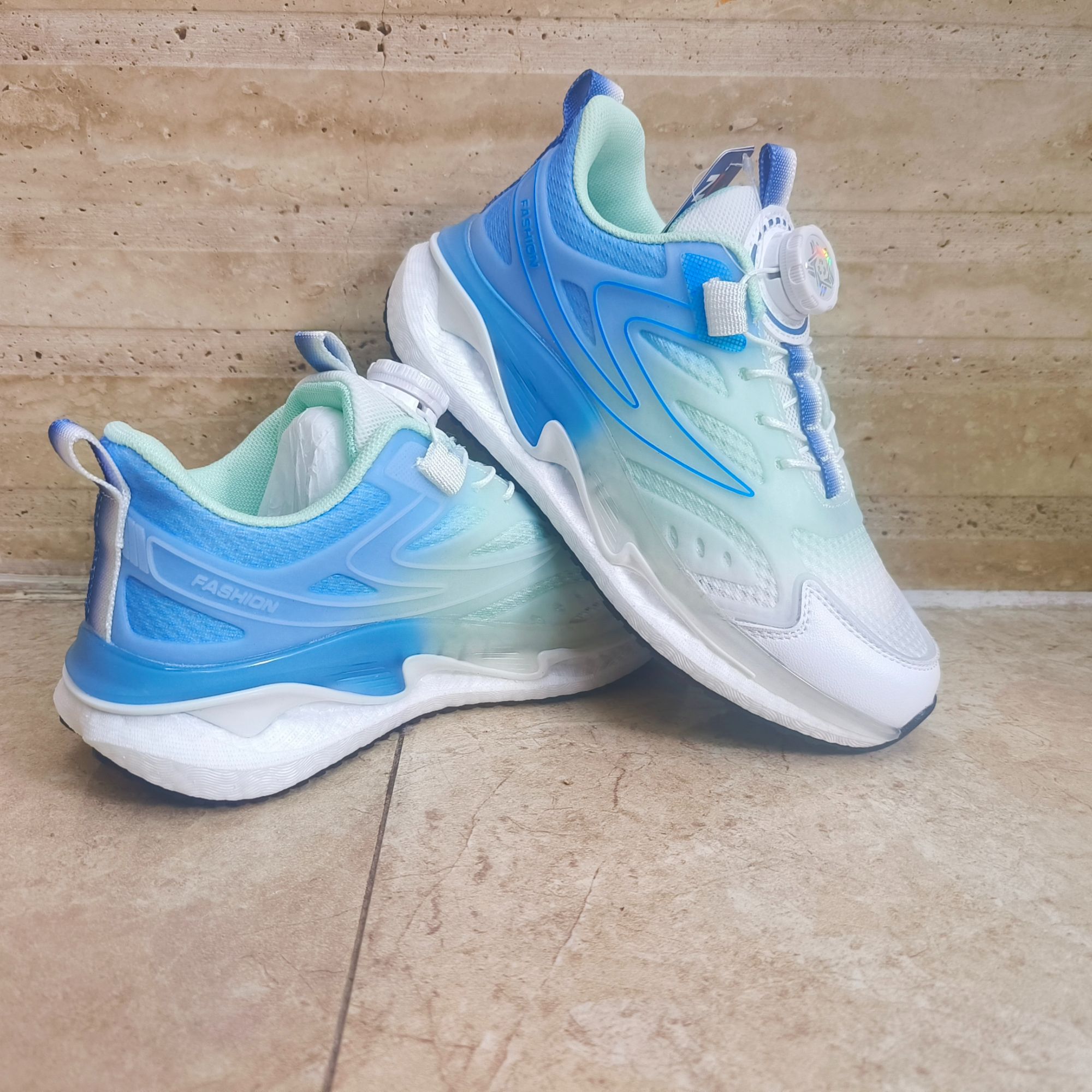 男童旋转纽扣运动鞋2025新款春秋网面透气男孩鞋子跑鞋跑步鞋