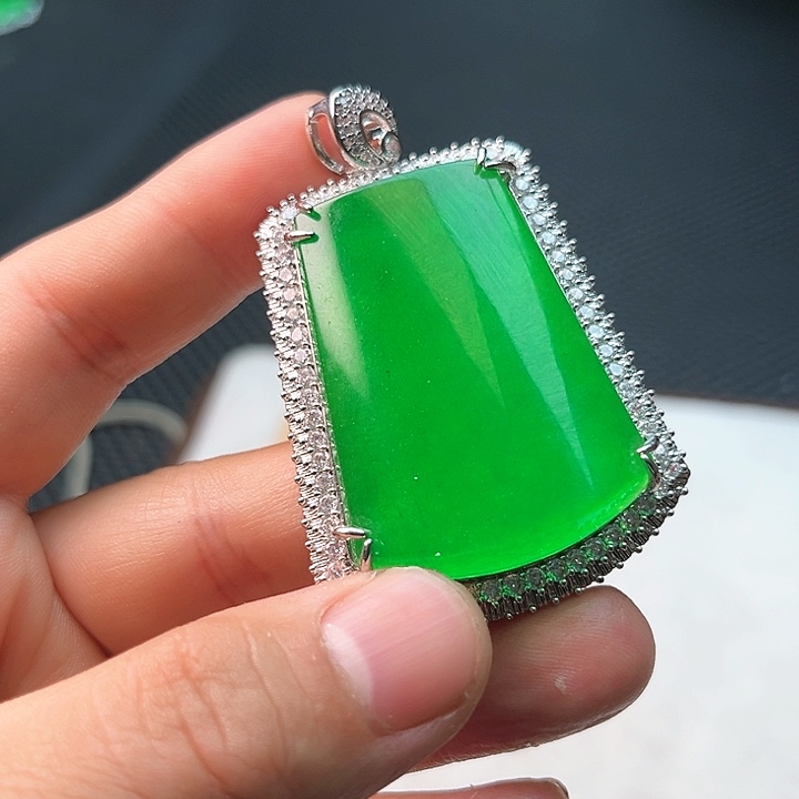 翡翠颈饰未镶嵌啊啊