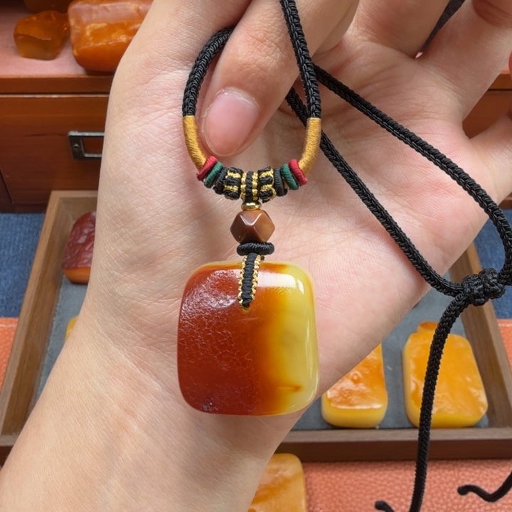 蜜蜡未镶嵌吊坠(赠链)