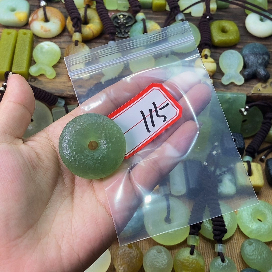 蛇纹石玉未镶嵌挂件菩**果