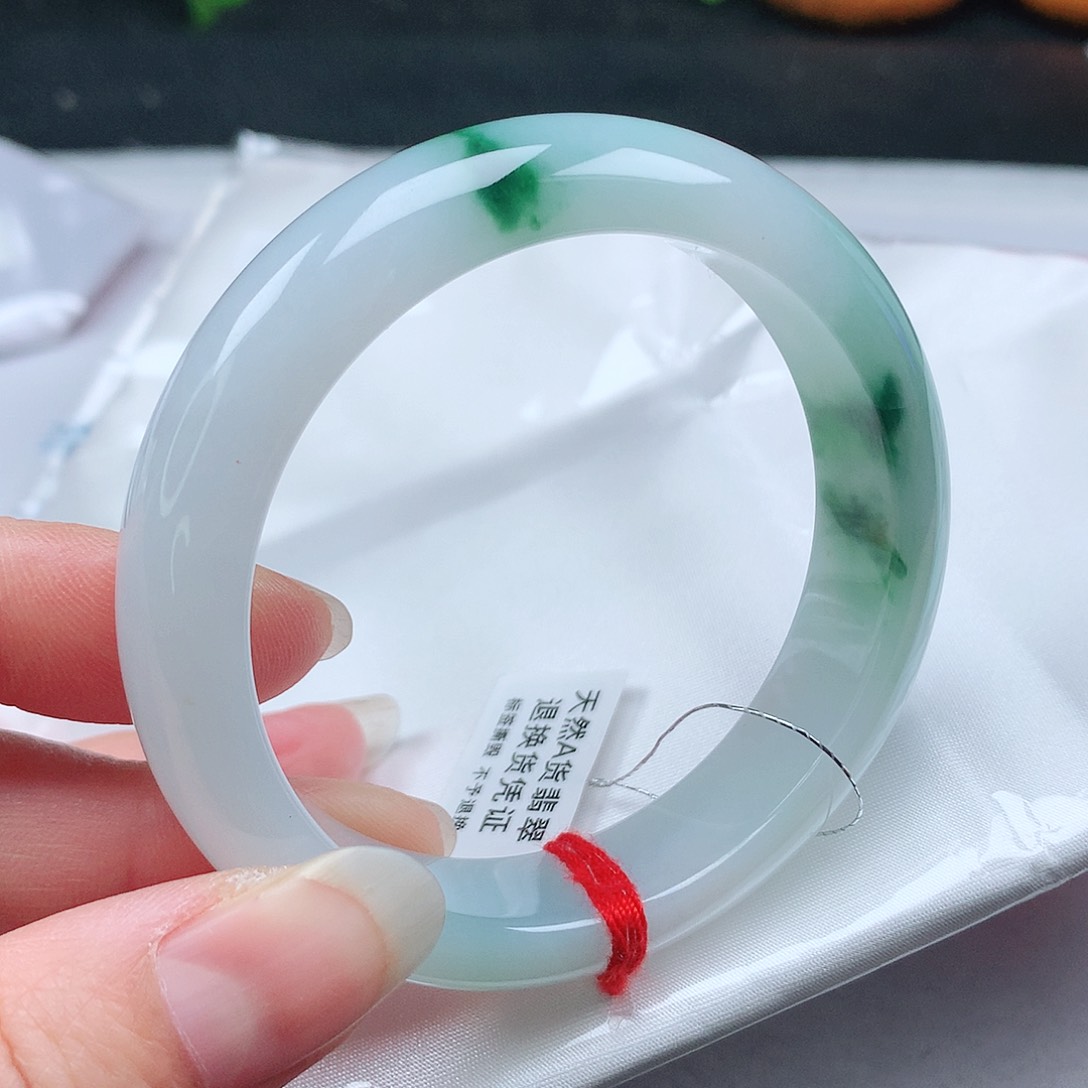 翡翠手镯未镶嵌自**风55圈