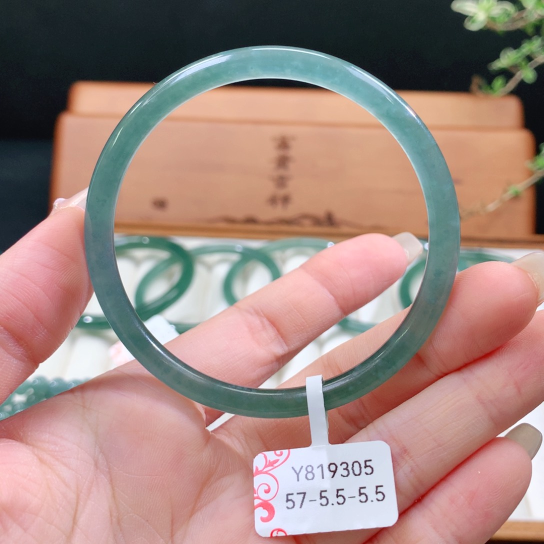 翡翠手镯未镶嵌天然