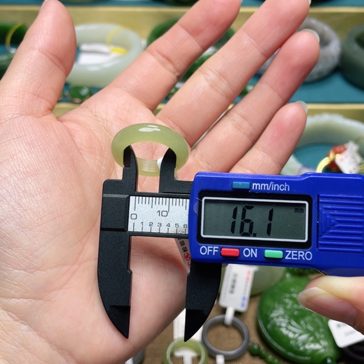 和田玉手镯58圈口 编号80未镶嵌