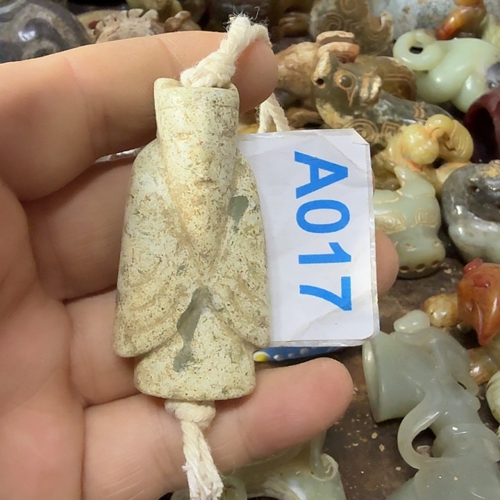 透闪石-蛇纹石玉未镶嵌颈饰