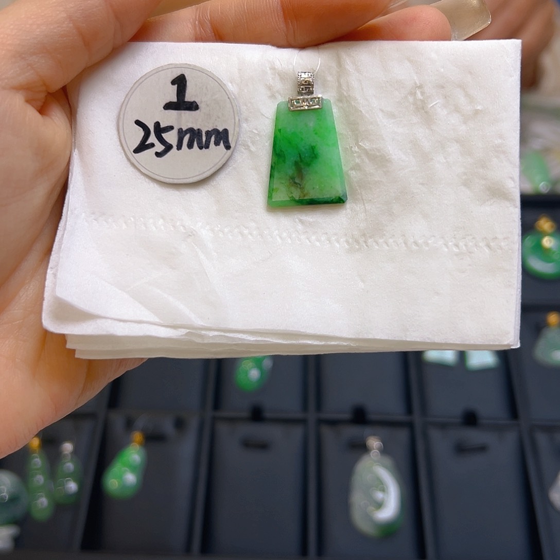 翡翠颈饰18K金镶嵌翡翠